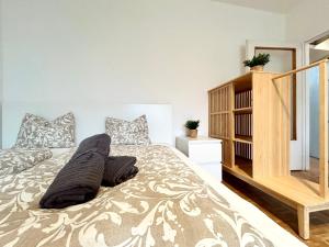 ein Schlafzimmer mit einem Bett mit zwei Kissen in der Unterkunft StayRoom Apartments I "Woody5" neben Donaulände in Linz