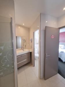 La salle de bains est pourvue d'une douche, de toilettes et d'un lavabo. dans l'établissement Logis Hôtel Restaurant Clair Cottage, Chisseaux - Chenonceaux, à Chisseaux