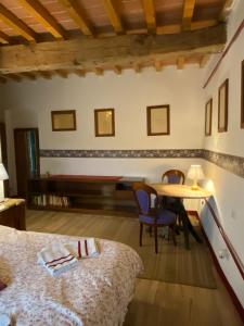 1 dormitorio con 1 cama, mesa y sillas en Campora House, en Tavarnelle in Val di Pesa