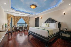Postel nebo postele na pokoji v ubytování V-Hotel Da Nang Beach + 34 fotografií