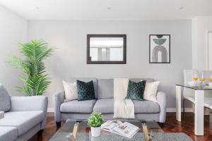 a living room with a couch and a table at Marylebone - Wimpole Street - CityApartmentStay in London