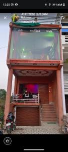 Un balcon et des escaliers sont à votre disposition. dans l'établissement VR HOTEL, à Auraiya