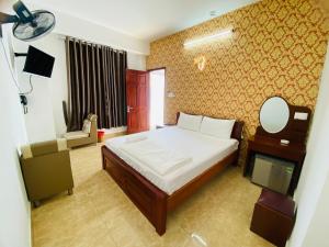 Postel nebo postele na pokoji v ubytování Nhat Hoang Hotel