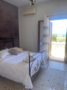 Uma cama ou camas num quarto em LITHOS by the sea