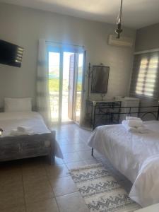 Uma cama ou camas num quarto em LITHOS by the sea