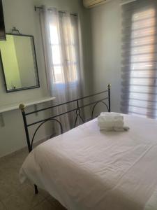 Uma cama ou camas num quarto em LITHOS by the sea