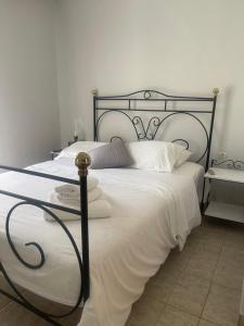 Uma cama ou camas num quarto em LITHOS by the sea