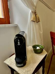 a black blender sitting on a table with a bowl at Casa Rosetta appartamenti in Porto Torres