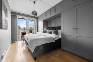 Un pat sau paturi într-o cameră la Seafront Apartment at Sørengka OSLO