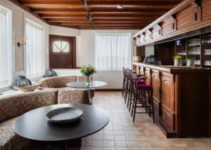 een woonkamer met banken en tafels en een bar bij Zeegalm Bungalows in Middelkerke