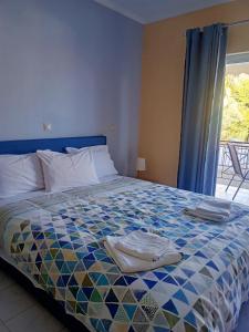 una camera da letto con un letto con un piumone colorato di GM Apartments a Tolo