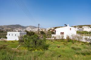 una casa blanca en medio de un campo en Garden Apartments, en Rózia