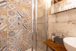 ein Bad mit einer Dusche und einem Waschbecken in der Unterkunft Casa Vesta in San Gimignano