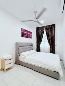 um quarto com uma cama e uma janela em D'CIELLA Homes- Sea View, Drawbridge & KTCC Mall em Kuala Terengganu