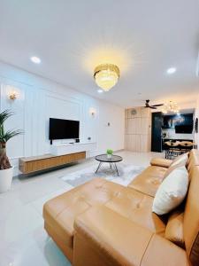 duży salon z kanapą i telewizorem w obiekcie D'CIELLA Homes- Sea View, Drawbridge & KTCC Mall w mieście Kuala Terengganu
