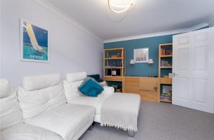 Зона вітальні в Welcome! 1 Bed Apartment - Near the sea - Parking - Sleeps 3 - By Habita Property