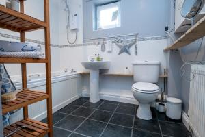 Ванна кімната в Welcome! 1 Bed Apartment - Near the sea - Parking - Sleeps 3 - By Habita Property