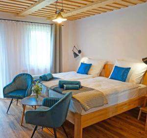 un grande letto in una stanza con due sedie e un tavolo di MALINOWA OSADA a Wisła