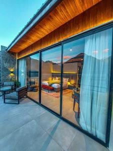 Zimmer mit Blick auf ein Bett und einem Balkon in der Unterkunft Himmel Skardu By Luxus in Skardu