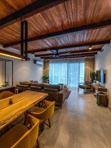 ein Wohnzimmer mit einem Sofa und einem Tisch in der Unterkunft Himmel Skardu By Luxus in Skardu