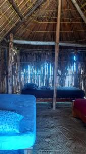 a room with two beds in a straw hut at Islas Bonitas in Arritupo Número Dos