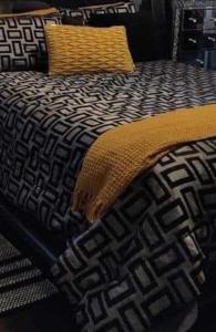 uma cama com um cobertor preto e branco em 3 Cosy private rooms in house near Safari Park & Hospital 