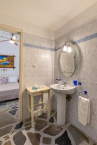 Kúpeľňa v ubytovaní Aegean View - Seaside Apartment in Syros
