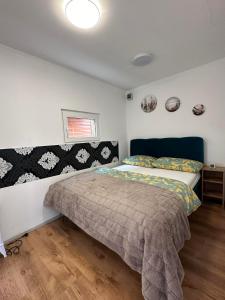 1 dormitorio con 1 cama en una habitación en Mobilna Hiška Roža - vključene kopalne karte en Moravske-Toplice