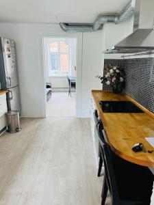 eine Küche mit einer hölzernen Arbeitsplatte in einem Zimmer in der Unterkunft Lovely 1-bedroom condo in Aarhus C in Arhus
