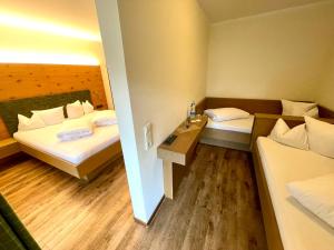 Łóżko lub łóżka w pokoju w obiekcie Aktivhotel Tuxerhof