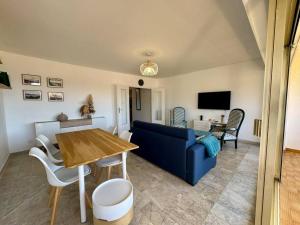 Televisyen dan/atau pusat hiburan di Appartement avec sur la mer !