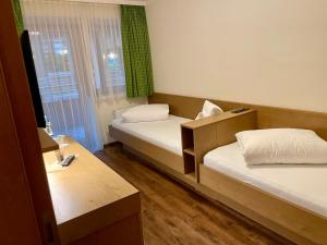Łóżko lub łóżka w pokoju w obiekcie Aktivhotel Tuxerhof