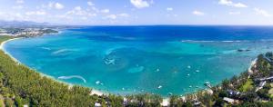 eine Luftaufnahme eines Strandes mit Booten im Wasser in der Unterkunft Kisana Residence - Studio with spacious balcony shared pool garden in Grand Baie