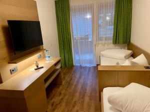 Łóżko lub łóżka w pokoju w obiekcie Aktivhotel Tuxerhof