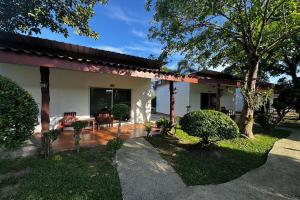 uma casa com um alpendre com uma mesa e cadeiras em Ozone Resort & Pool Villa em Phatthalung