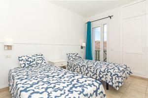 卡门港Guasimeta Duplex - Pool & Balcony的一间白墙房间里有两张床 更多19张照片