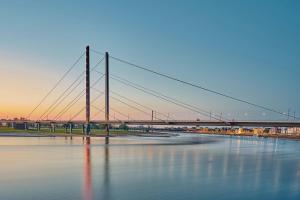 un pont sur une masse d'eau dans l'établissement Düsseldorf- Medienhafen Nähe Studio Apartment, à Düsseldorf