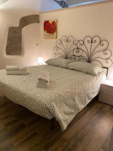 Un dormitorio con una cama grande con dos toallas encima. en DOMUS TUSCIA APARTMENTS Via Piana 1, en Viterbo