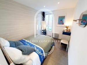 Zimmer mit einem Bett und einem Spiegel in der Unterkunft Petit Moulin-T3 Giens-Clim-Parking in Hyères