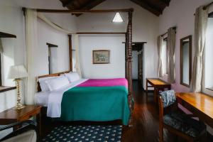 Postel nebo postele na pokoji v ubytování Tiger Mountain Pokhara Lodge + 37 fotografií