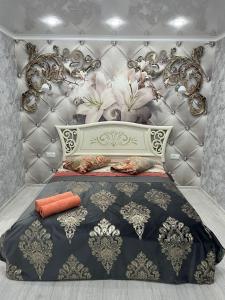 Cama ou camas em um quarto em Палитра