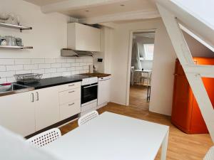 Lovely 1 room Apartment Aarhus Cにあるキッチンまたは簡易キッチン