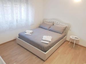ein Schlafzimmer mit einem Bett mit Handtüchern darauf in der Unterkunft La Casa di Mimi' ( intero monolocale) in Legnano