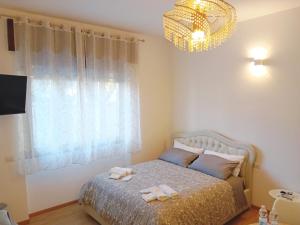 ein Schlafzimmer mit einem Bett mit zwei Handtüchern darauf in der Unterkunft La Casa di Mimi' ( intero monolocale) in Legnano