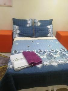 Bett mit blauer und weißer Bettwäsche und Kissen in der Unterkunft Limelight in Polokwane
