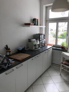 eine Küche mit einer Arbeitsplatte und einer Kaffeemaschine in der Unterkunft Von privat, Großes Zimmer sehr zentral in Bad Homburg Stadtmitte in Bad Homburg vor der Höhe