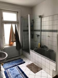 ein Badezimmer mit einer Badewanne und einem Waschbecken in der Unterkunft Von privat, Großes Zimmer sehr zentral in Bad Homburg Stadtmitte in Bad Homburg vor der Höhe