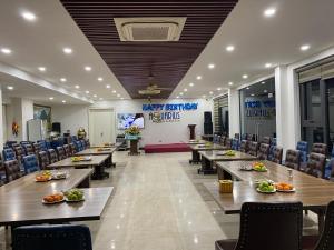 a conference room with tables and chairs and a stage at AQUARIUS GARDEN NINH BÌNH in Giá Sơn