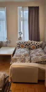 a bedroom with a bed with a cheetah print sheets at Von privat, Großes Zimmer sehr zentral in Bad Homburg Stadtmitte in Bad Homburg vor der Höhe