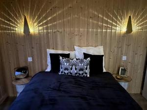 A bed or beds in a room at Le Nid douillet proche de la mer. La clef des paons